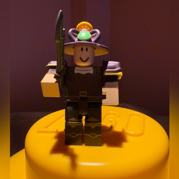 Roblox Dungeon Quest Industrial Mage Armor Figure - Picture 1 of 12